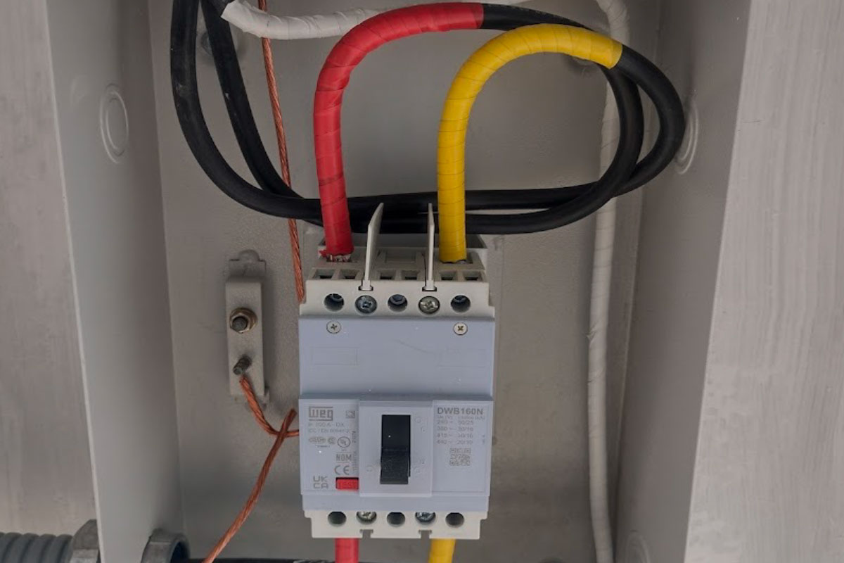 Electrificación aérea para acometida eléctrica en media tensión particular