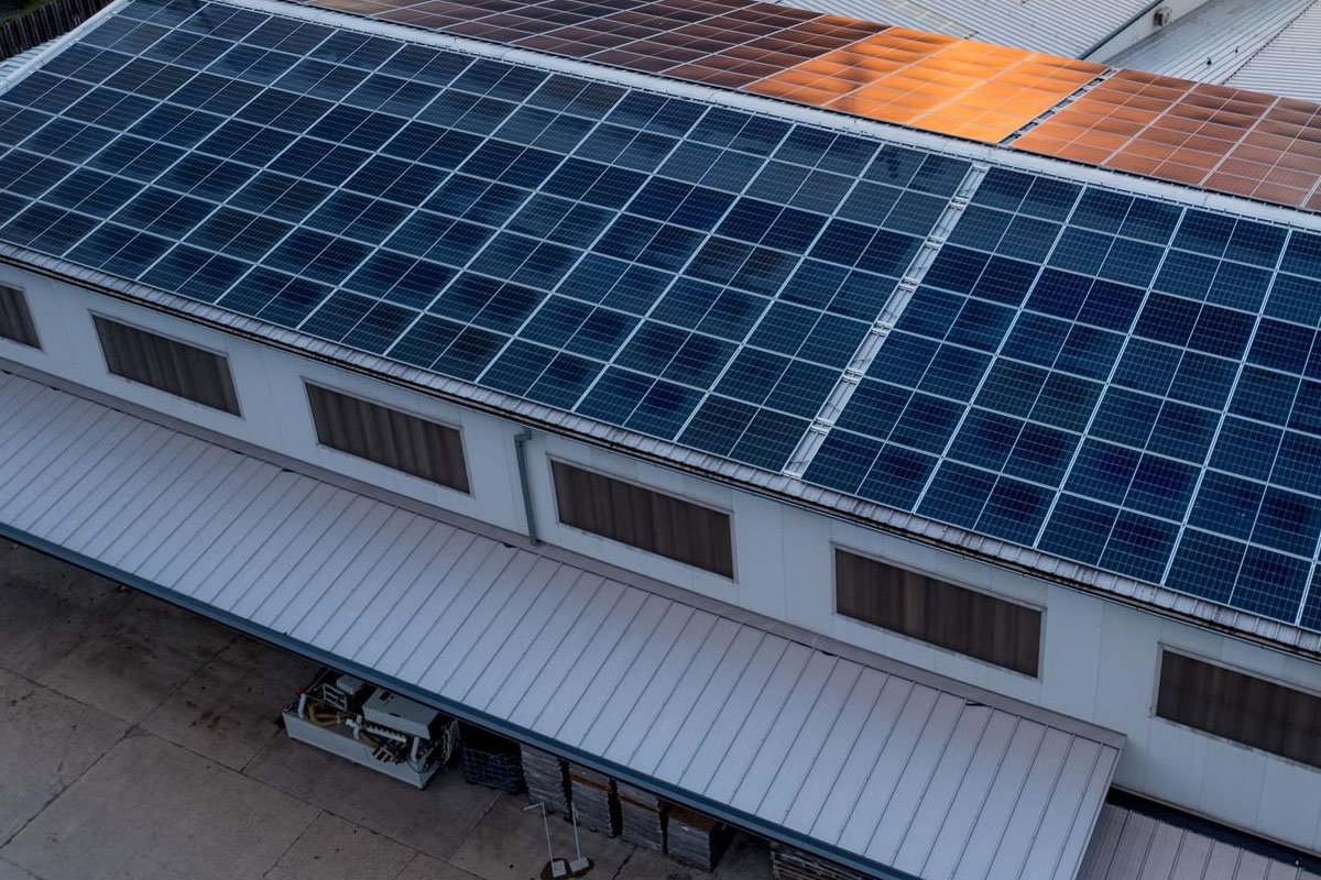 Sistemas de ahorro energético en talleres de la confección con paneles solares